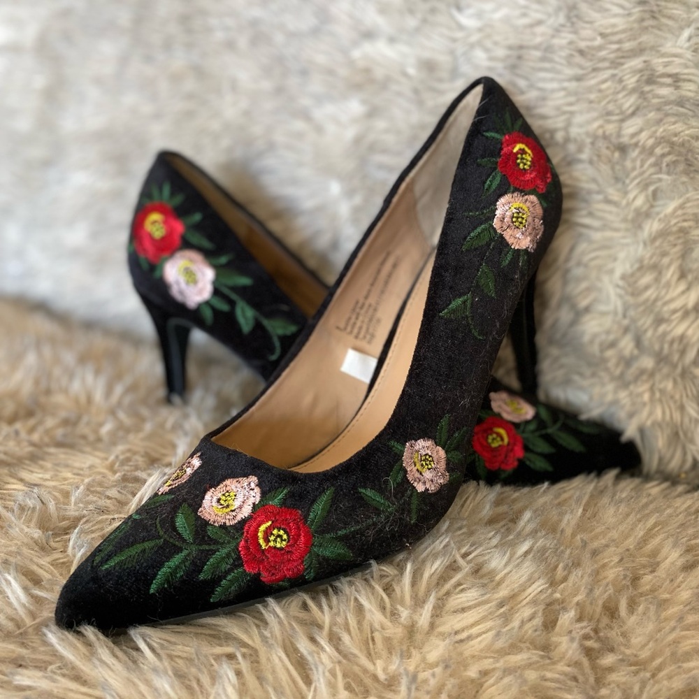 Universal thread embroidered floral velvet heels; classy pointy toe shoes size 9